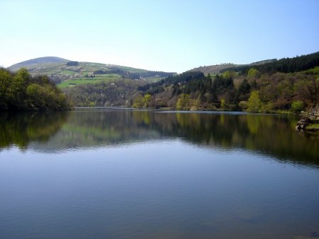 Le Plan d’eau du Barrage de Couzon, un des plus vieux de France, inauguré en 1814.