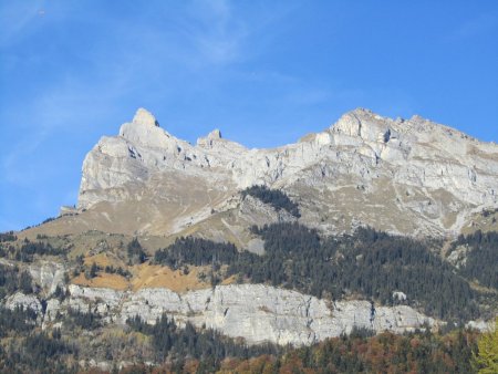 A gauche, les 2 aiguilles vues de la vallée de l’Arve