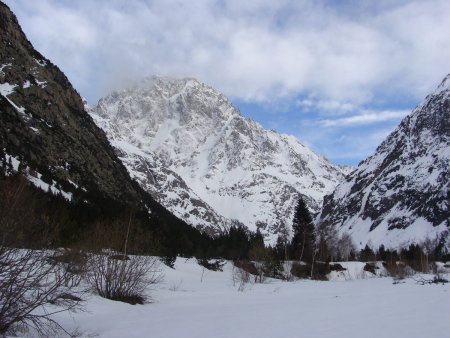 Montée au refuge du Carrelet. Au fond l’Ailefroide.