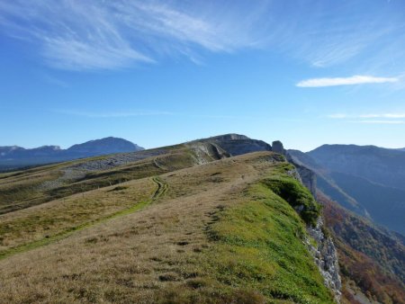 Le chemin longe les falaises