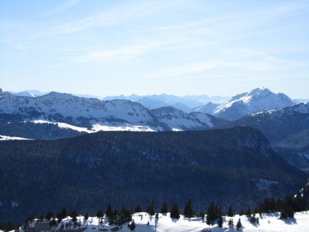 Le Plateau des Glières et la Tournette.