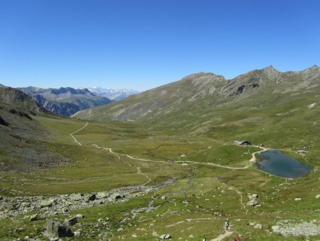 Le lac de la Blanche et le refuge en montant.