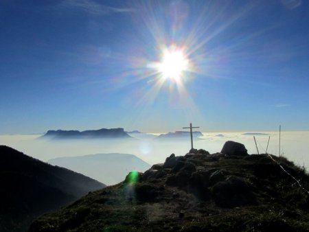 La Croix sommitale et la mer de nuage sur Chambéry.