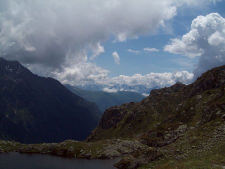 au loin : les Ecrins dans les nuages