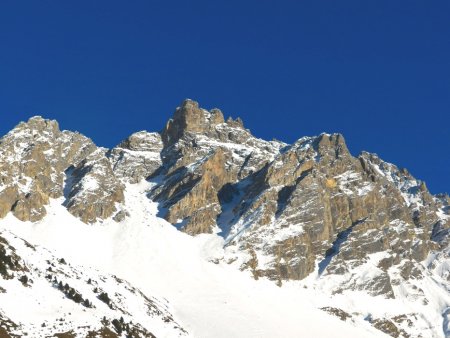 Vue sur l’aiguille et le couloir (à l’ombre)