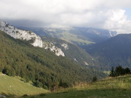 Le versant sud et le Trélod dans les nuages.