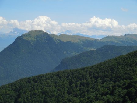 La Montagne de la Pale, le Pas du Serpaton et le Rocher du Baconnet. Au fond : le Dévoluy