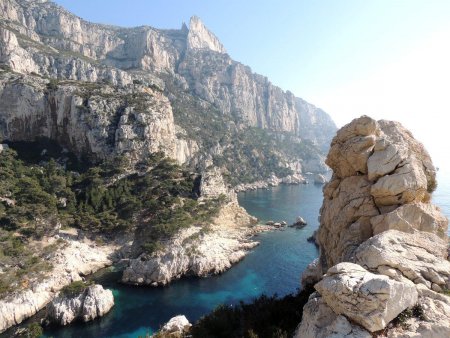 On surplombe la calanque de Sugiton.