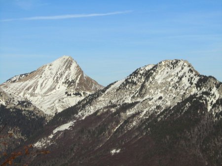 Zoom vers le Colombier, les Rochers de la Bade...