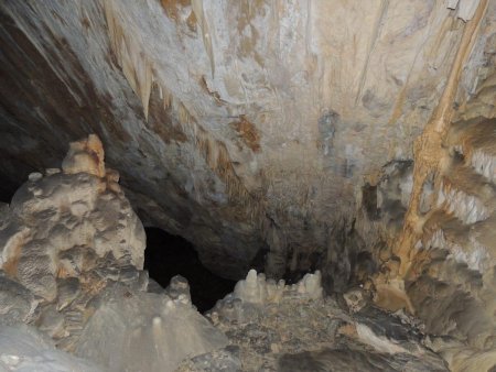 Vers le fond de la grotte (il y a un passage plus aisé).