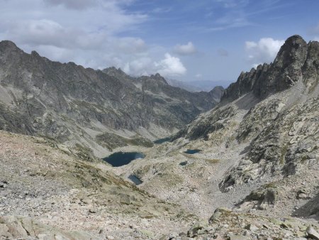 Dans le rétro en montant à la Brèche des Ciseaux : lacs de Micoulaou