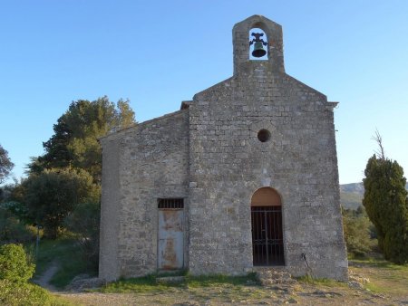 À gauche de la chapelle, le départ du sentier pour Rougiers.