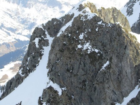 L’hiver, il faut remonter le couloir de neige pour accéder à la croix.