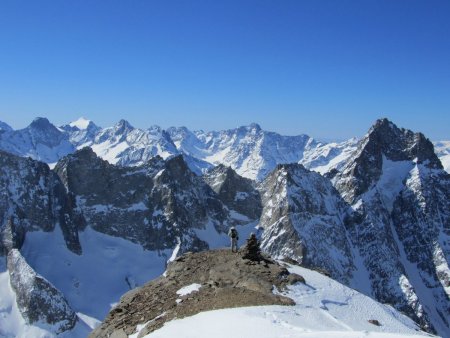 Vue de l’antécime : vers le Soreiller, l’Aiguille du plat de la Selle.