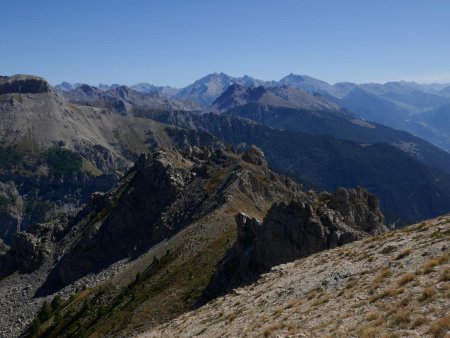 Depuis le sommet : dans le rétro, l’épaule herbeuse et le passage rocheux à traverser 