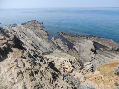 Puis la côte devient plus rocheuse.