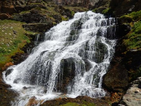 La cascade qui naît du lac Ferran