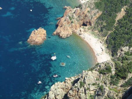 Plage paradisiaque, mais accessible qu’en bateau.