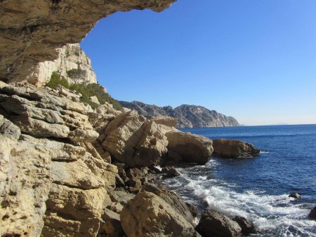 A gauche, au fond de la calanque, il y a un réservoir en pierre qui collecte les eaux ruissellantes. Déjà à sec en ce mois de février 2018