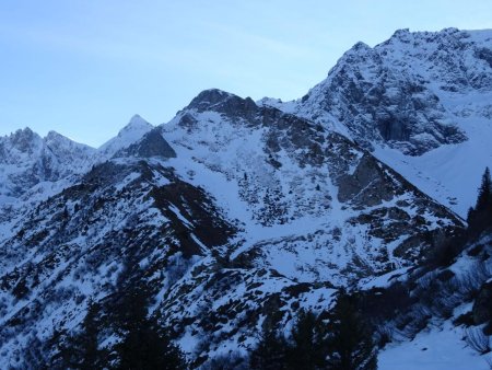 Pointe de la Sitre devant avec peu de neige et pourtant à l’ombre quasi toute la journée