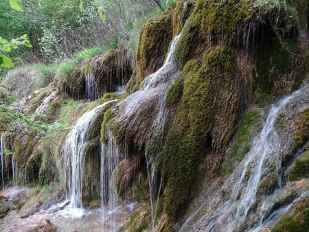 Par conséquent bien rester sur le chemin et ne pas piétiner cette roche fragile et poreuse.