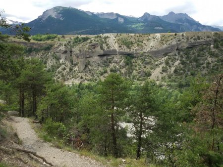 Mont-Dauphin dominé par la Tête de Fouran, Roche Charnière et la Tête de Gaulent 