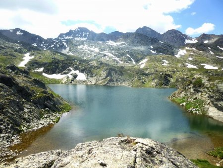 Le lac juste sous la frontière