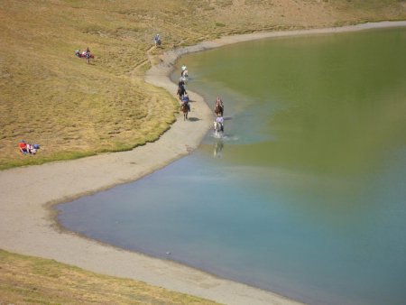 Au lac Gignoux avec les Italiens, à pied, en cheval ou en VTT électrique bien sûr...