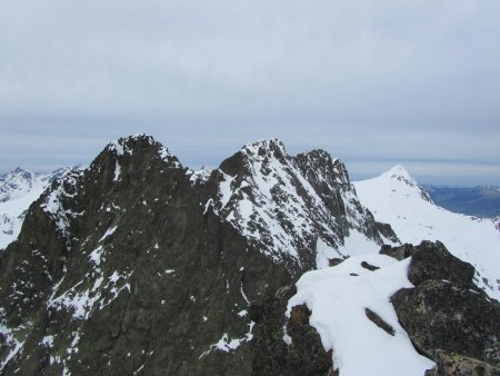 Vue du sommet sur l’Aiguille St Phalle, l’Aiguille Michel, Rocher Badon tout à gauche.