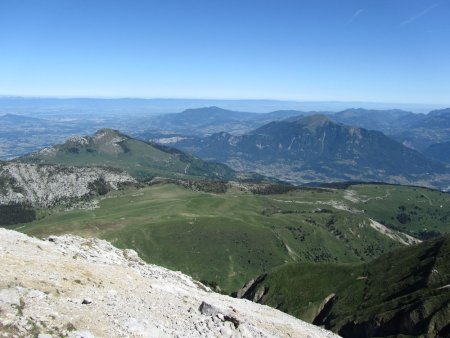 le plateau de Solaison. Au fond on dévine le lac Léman