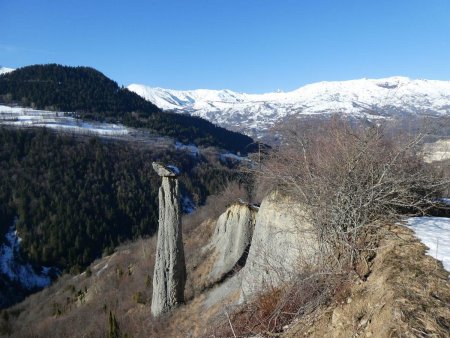 Haut de plus de 20 mètres.