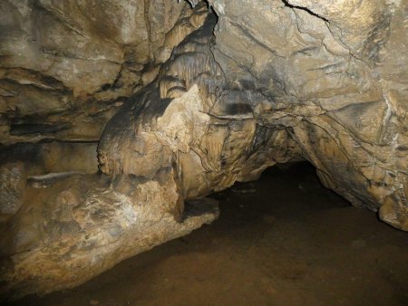 Vers le milieu de la grotte, un passage nécessite de se baisser sur une trentaine de mètres.