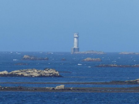 Au loin le phare Ar Men