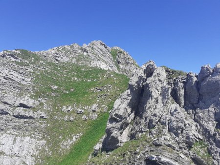 La sente contourne l’arête à gauche