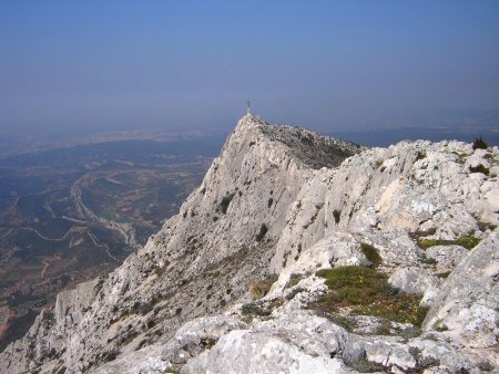 En s’éloignant de la Croix de Provence.