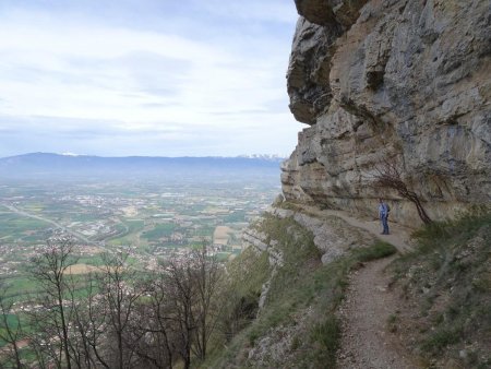 Passage sous la falaise