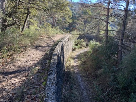 Sentier et canal.