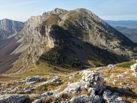 Sur les hauteurs du Pas de la Balme, avec vue sur la Tête des Chaudières