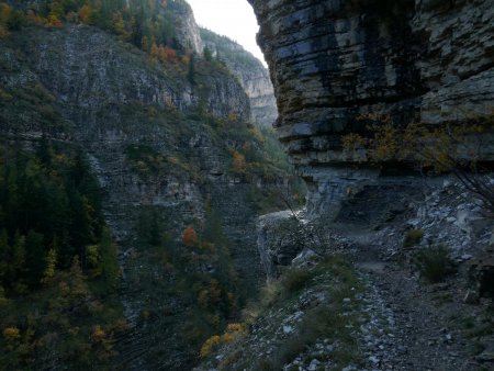 Dans les gorges. Le sentier taillé à flanc de falaise