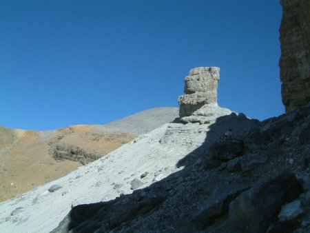 La fausse brèche et la pointe Bazillac, au fond, le dôme arrondi du Pic du Taillon