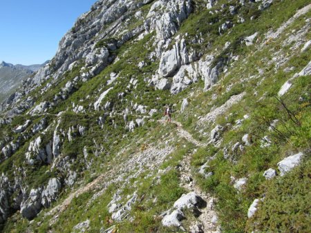 Le sentier au milieu des rochers