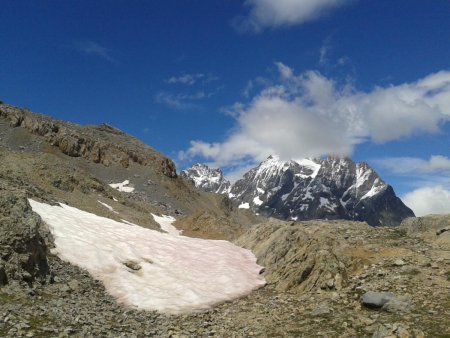 Au fil de l’ascension de la Blanche, le Pelvoux s’impose.