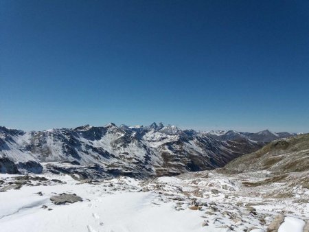 Au fond au centre, les Aiguilles d’Arves.