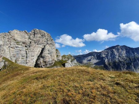 Depuis la croix de Fer, vue sur les arêtes jusqu’au Colonney