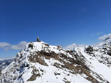 La stèle du sommet