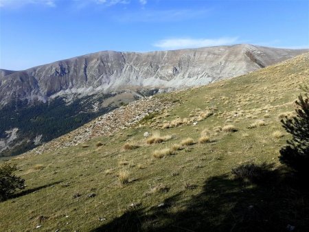 En chemin vers la crête de Corpatas avec Mélina au fond