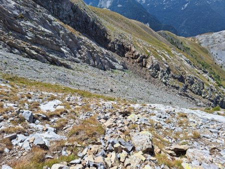 Le pierrier à traverser, viser la base de la langue rocheuse, là où il y a de l’herbe