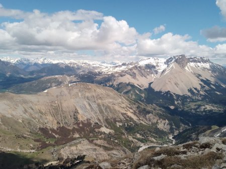 Vue sur l’est du Dévoluy et la montagne d’Aurouze/plateau de Bure ainsi que sur les Ecrins  