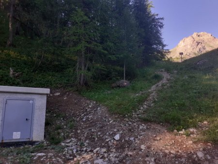 Peu après le point 1900, la station de captage avec le début du sentier aux points oranges