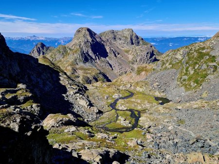 Vue vers l’arrière en arrivant au lac du Domenon